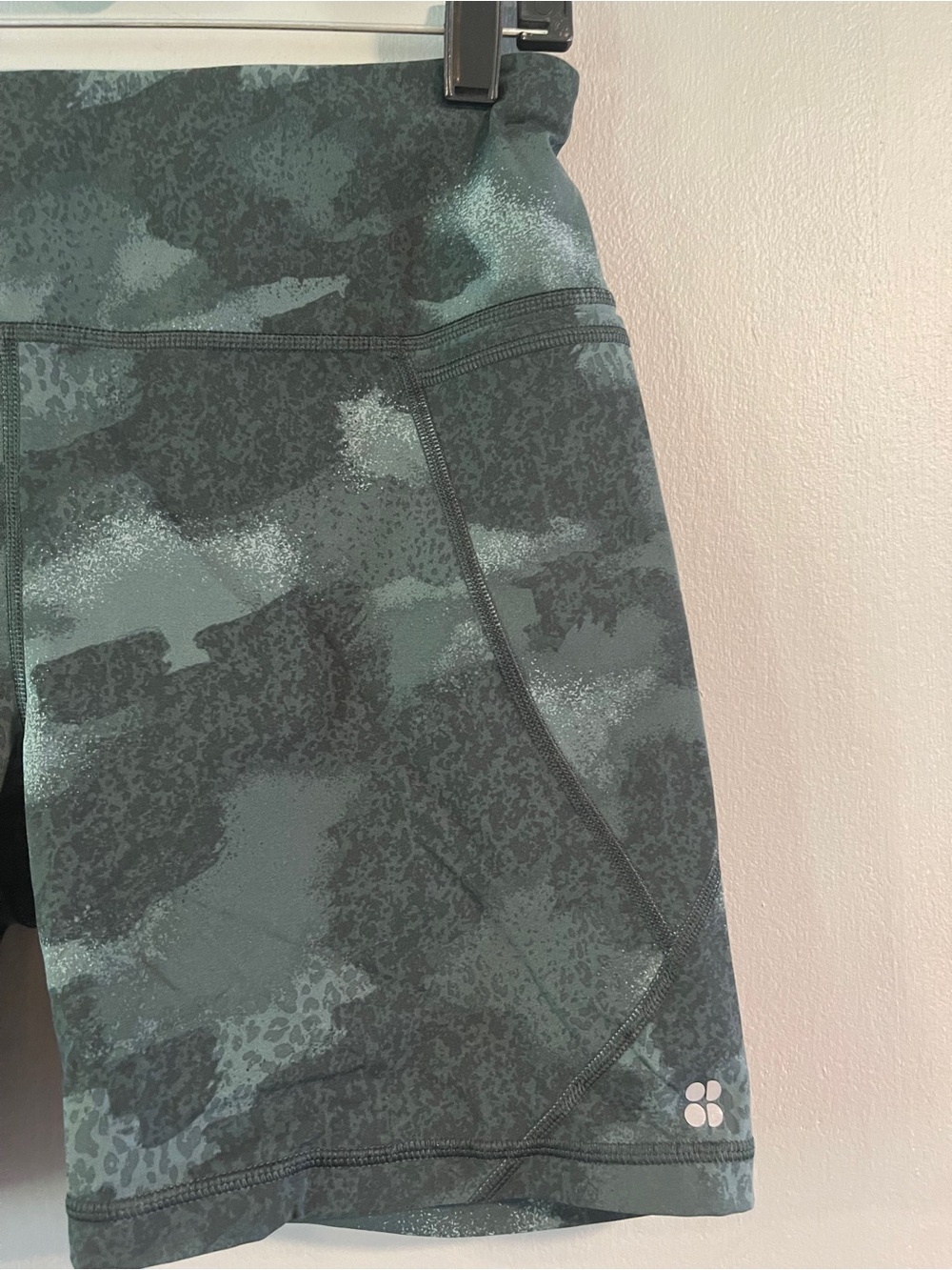 Sweaty Betty Power 6" Biker Shorts Green Terrain Camo Print Size 8 - Picture 2 of 6